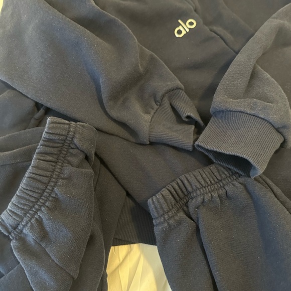 ALO Yoga Blue Joggers set - Picture 3 of 6